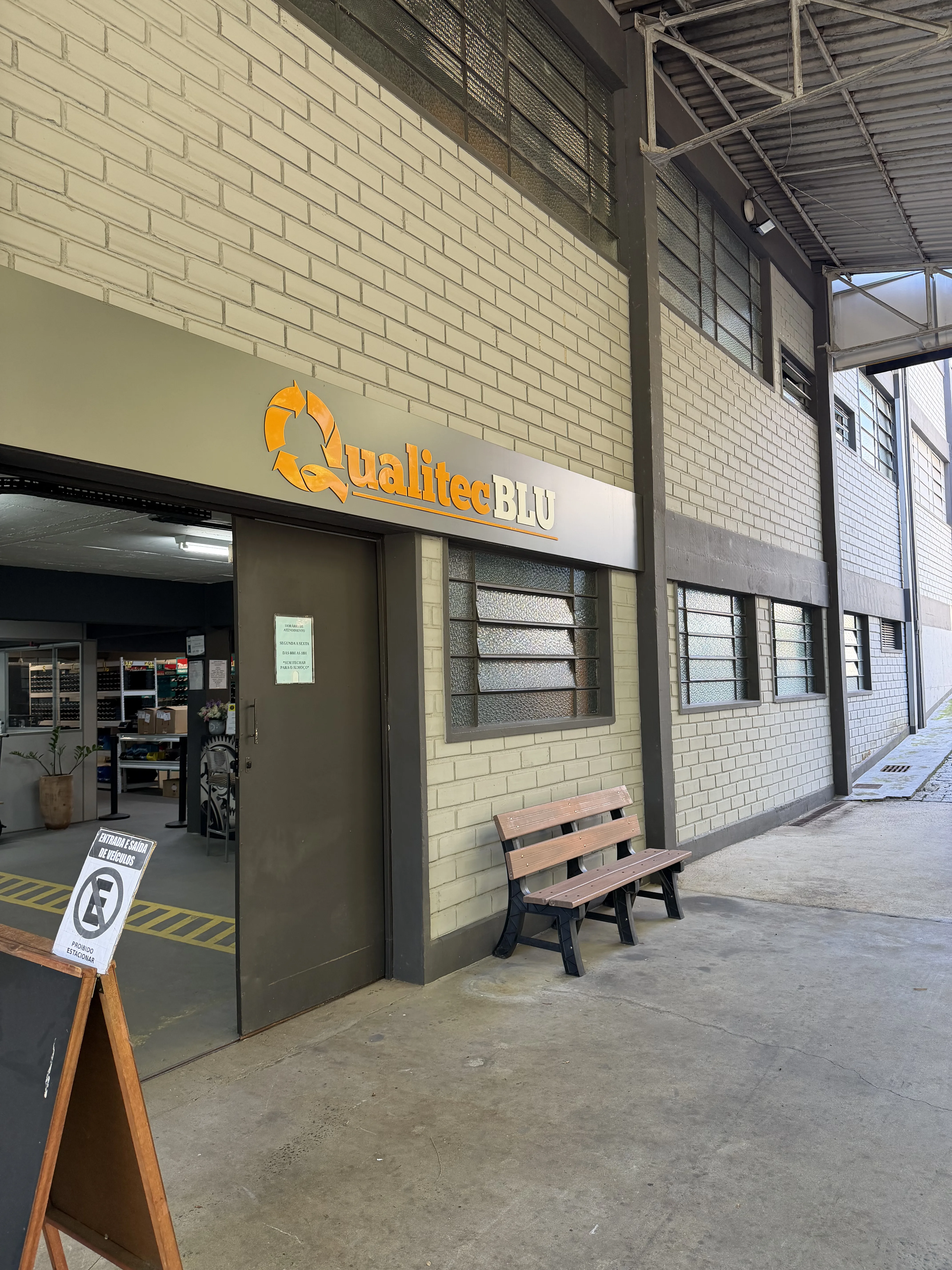 Ferramenta e acessorios em bancada tecnica da QualitecBLU