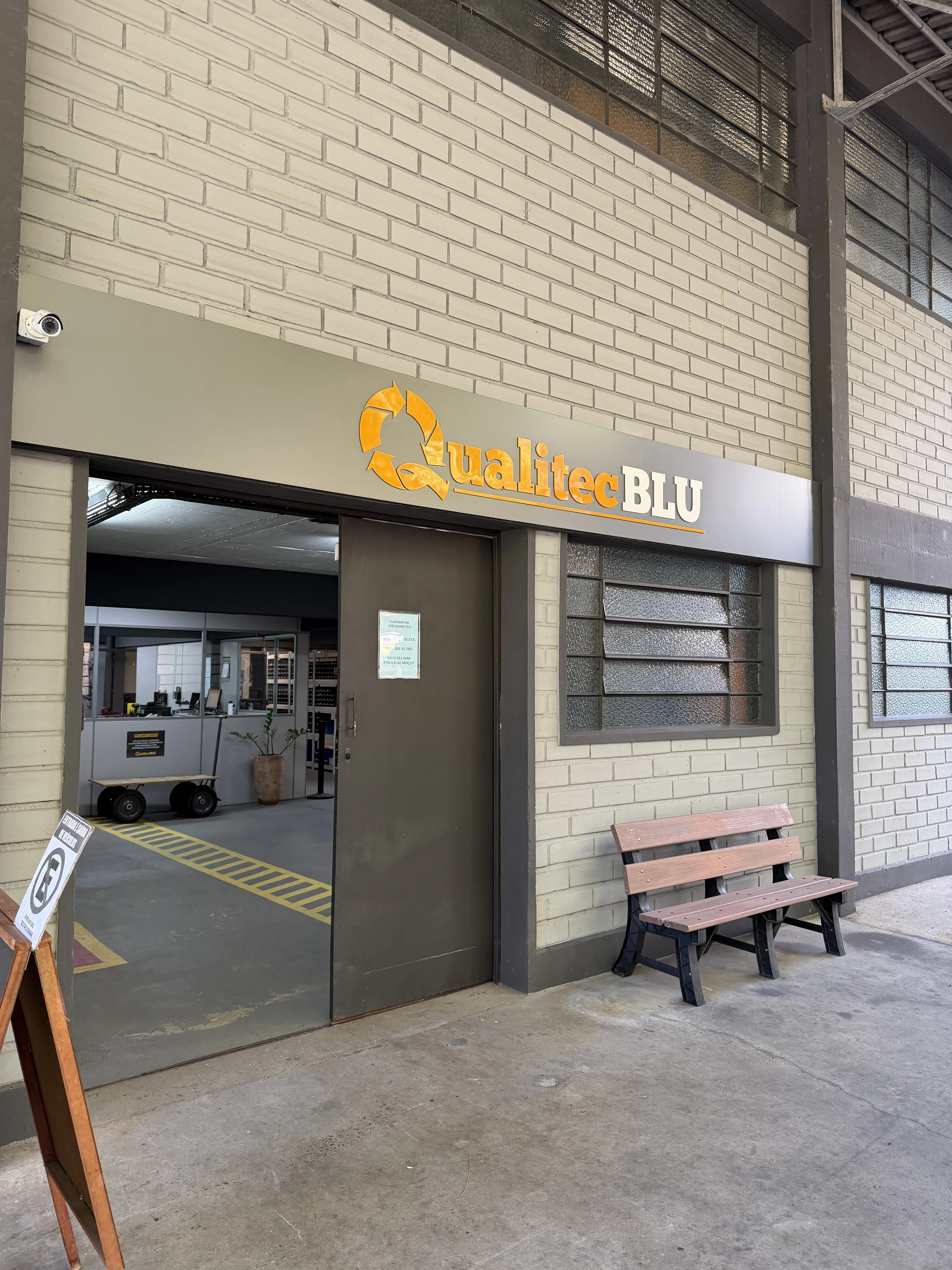 Ferramenta em bancada tecnica da QualitecBLU durante avaliacao
