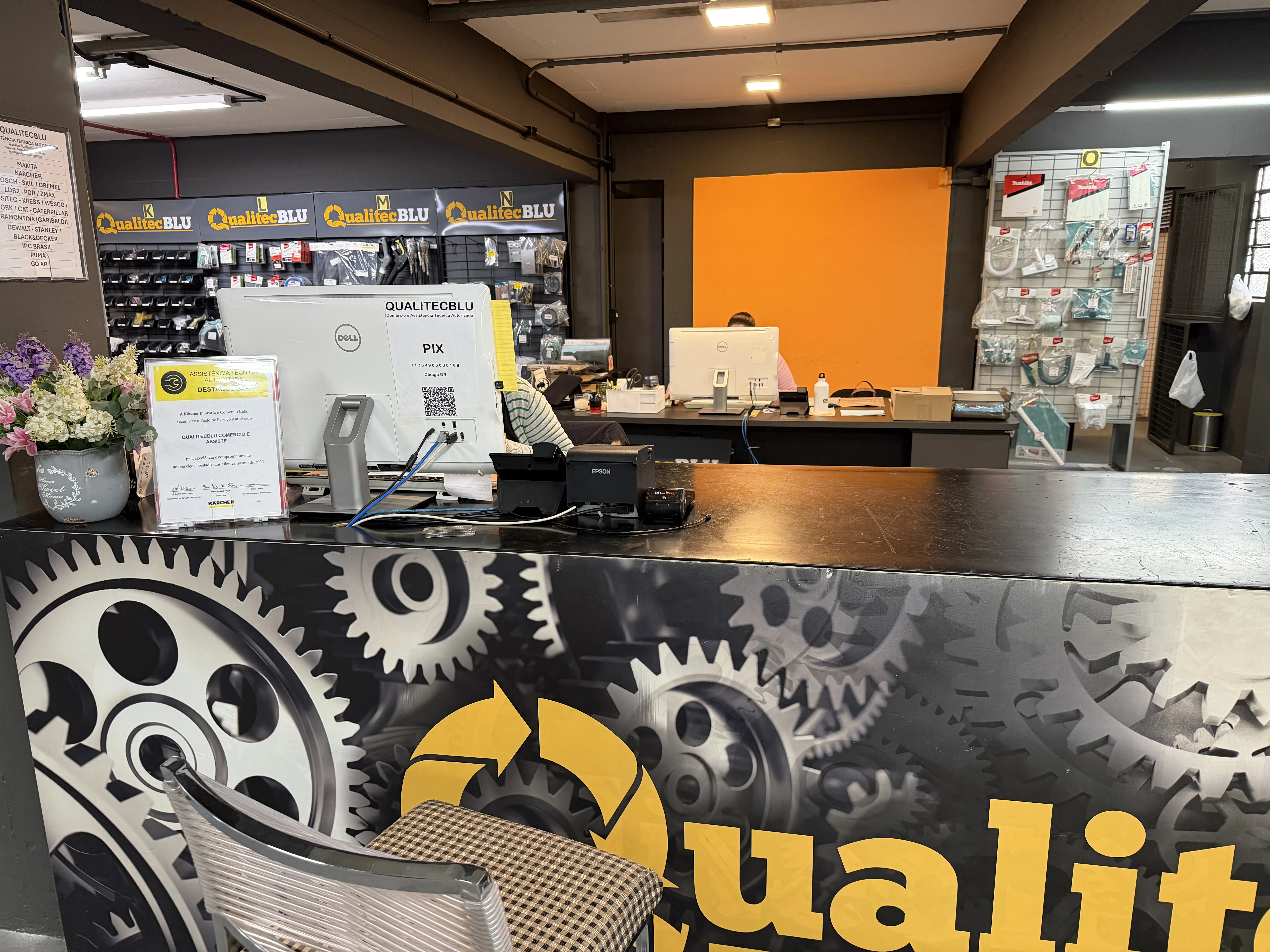 Ferramenta em bancada tecnica da QualitecBLU com foco em area de ventilacao