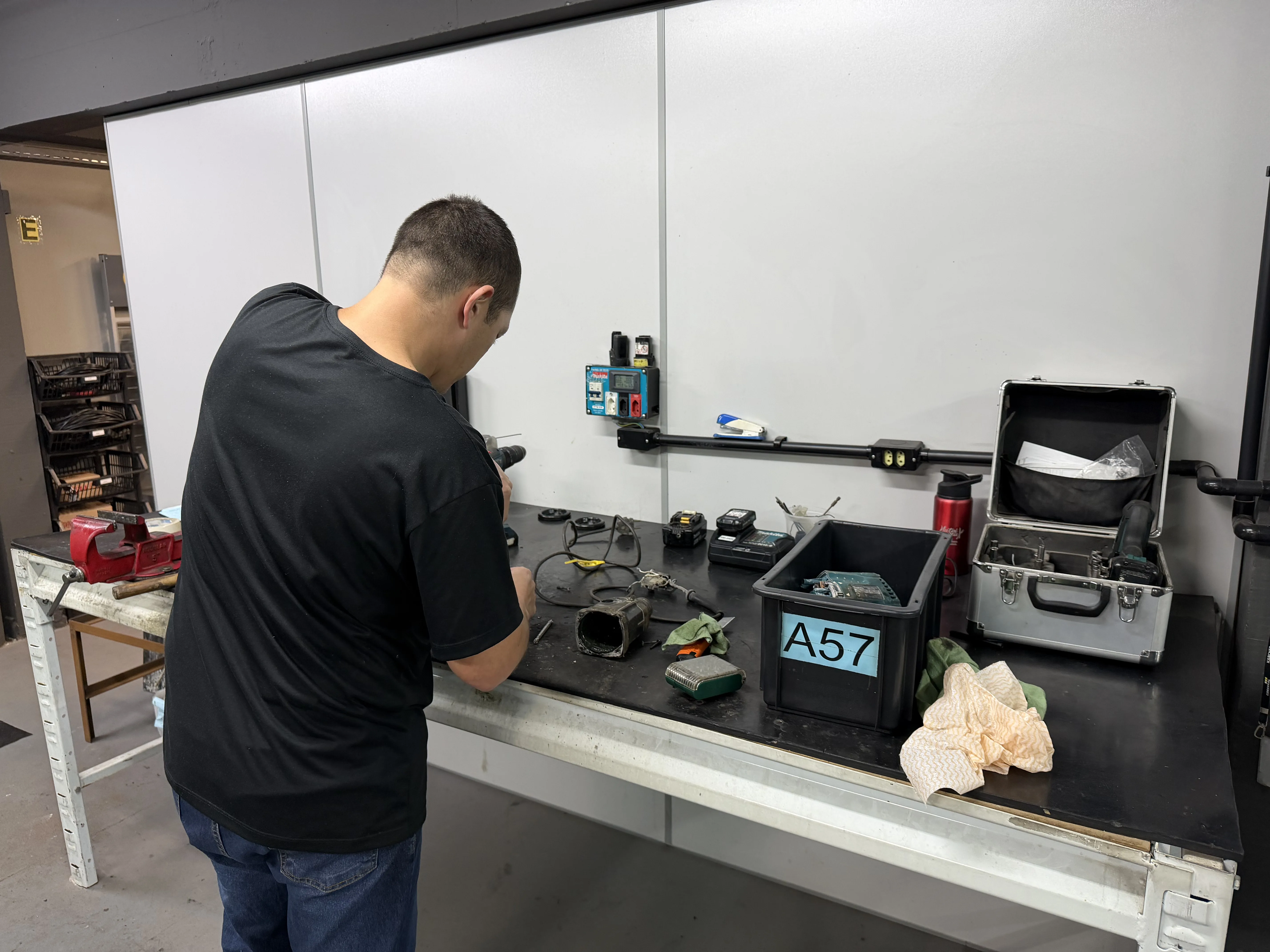 Ferramenta em bancada tecnica para avaliacao