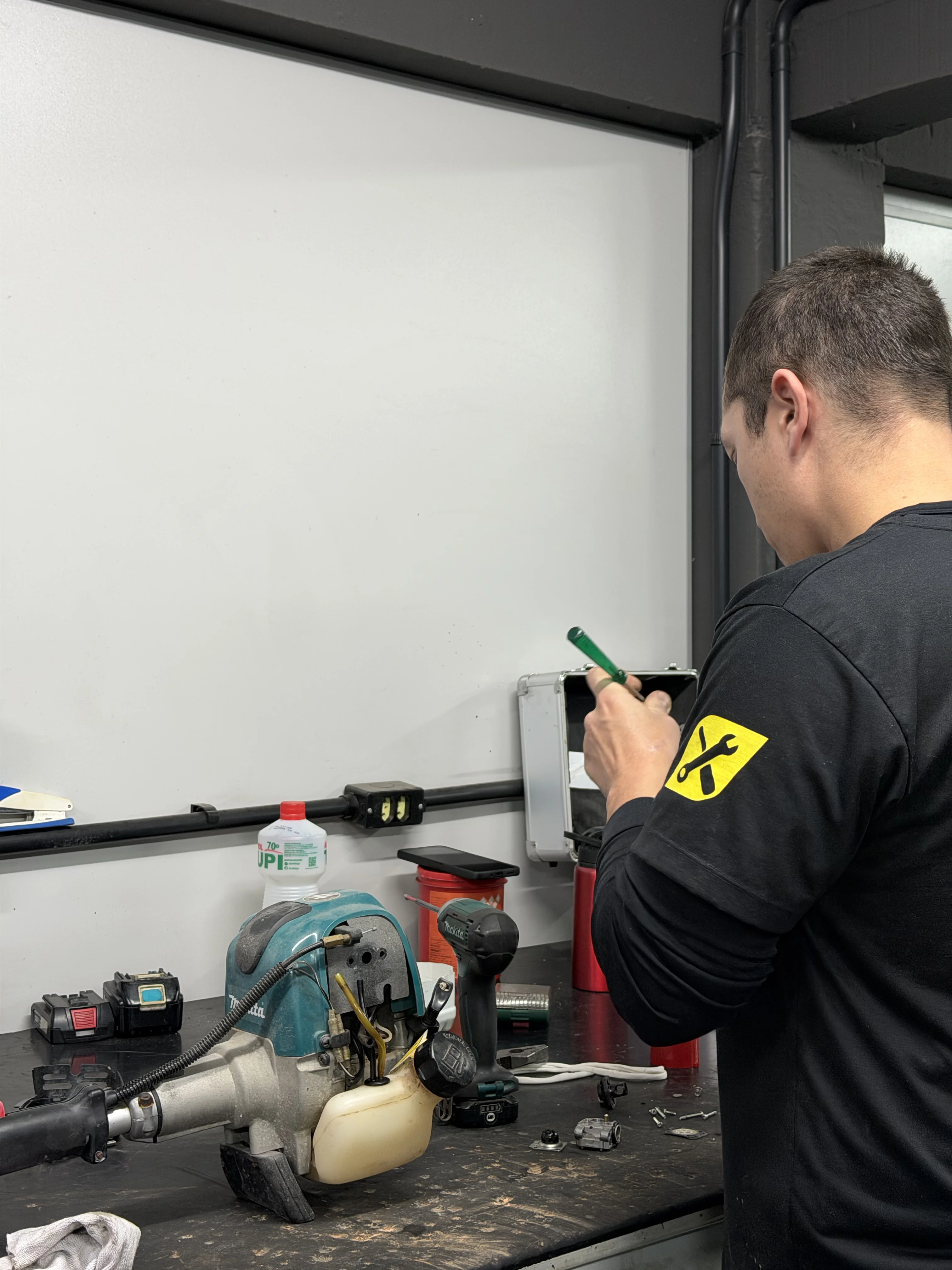 T&eacute;cnico da QualitecBLU no balc&atilde;o de atendimento